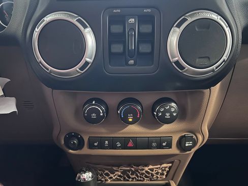 Used 2013 Jeep Wrangler Unlimited Sahara w/ Connectivity Group AWD/4WD image 13