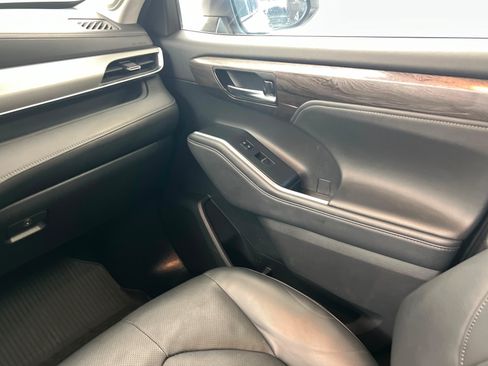 Used 2023 Toyota Highlander Platinum FWD image 11