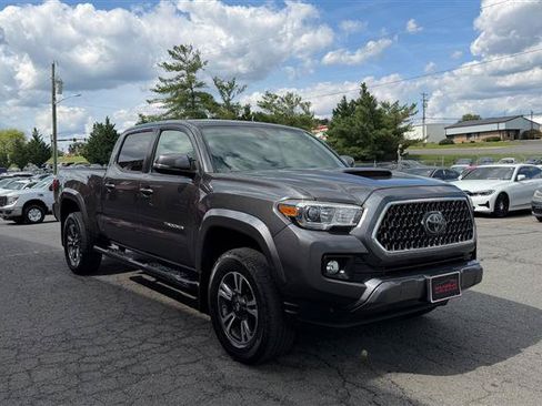 Used 2018 Toyota Tacoma TRD Sport AWD/4WD image 2