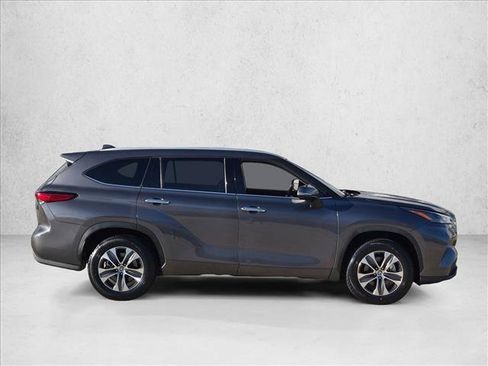 Used 2022 Toyota Highlander XLE FWD image 4