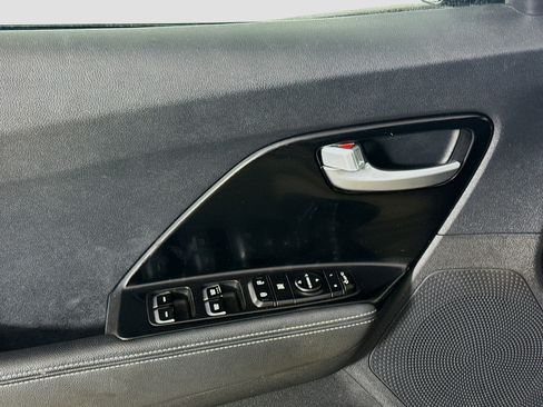 Used 2017 Kia Niro EX image 24