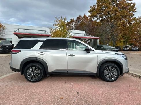 Used 2024 Nissan Pathfinder S image 6