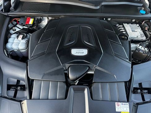 Used 2022 Porsche Cayenne Coupe image 33