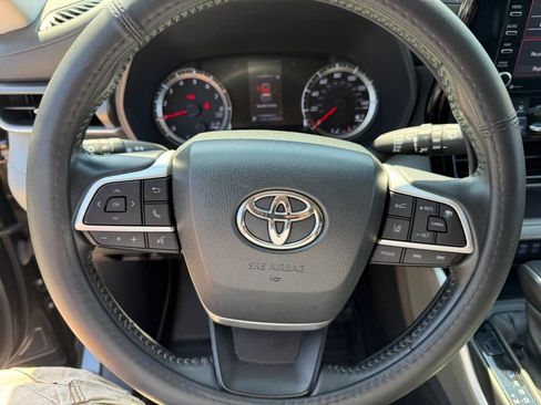 Used 2022 Toyota Highlander LE image 25