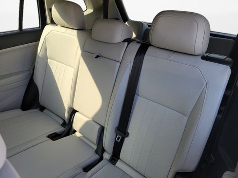 Certified 2022 Volkswagen Tiguan SE image 12