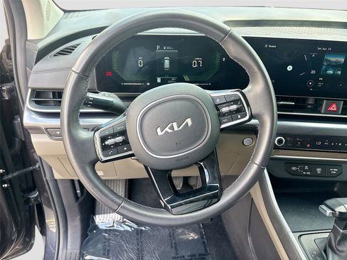 Used 2025 Kia Carnival FWD image 11