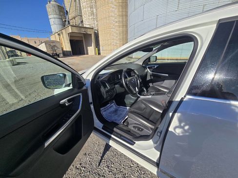 Used 2016 Volvo XC60 T6 Platinum image 9