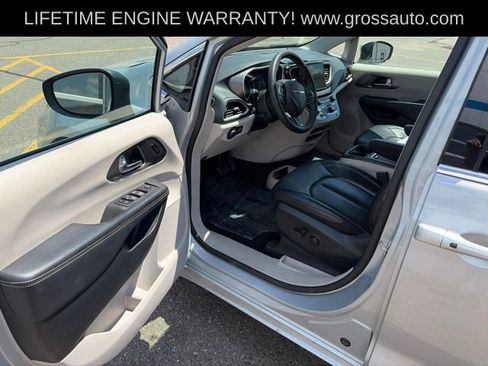 Used 2023 Chrysler Pacifica Touring-L FWD image 14