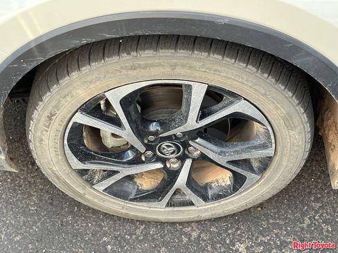 Used 2019 Toyota C-HR XLE FWD image 8