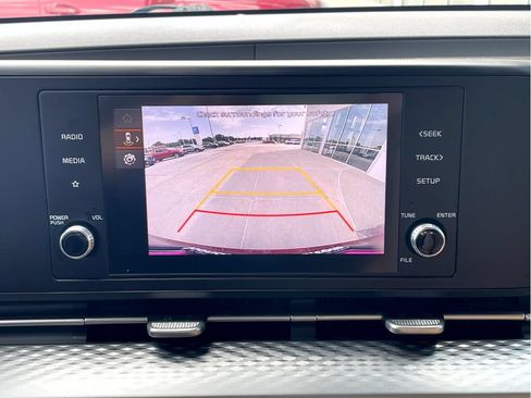 Used 2023 Kia Carnival LX FWD image 17