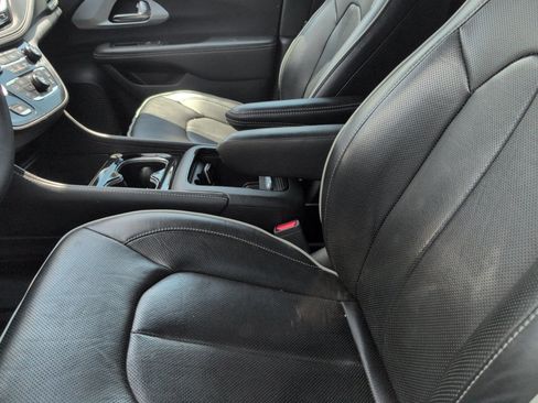 Used 2025 Chrysler Pacifica Limited FWD image 4