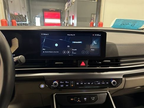 Used 2025 Kia Carnival FWD image 26