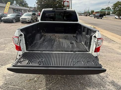 Used 2018 Nissan Titan SV w/ SV Convenience Package RWD image 18