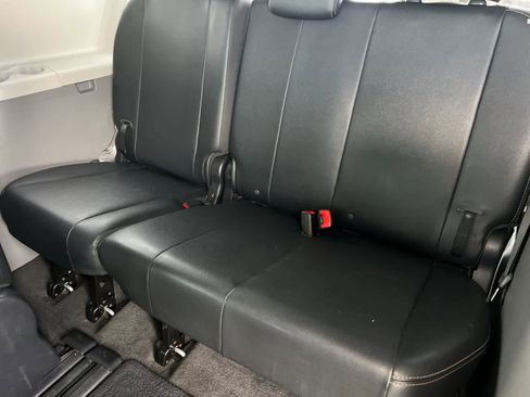 Used 2014 Toyota Sienna SE FWD image 16