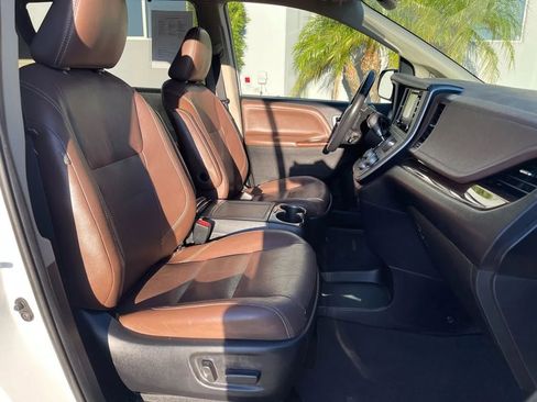 Used 2020 Toyota Sienna Limited image 26
