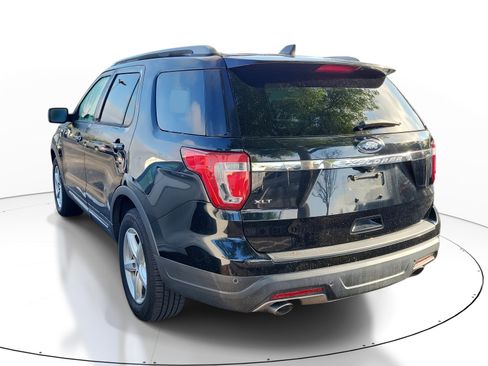 Used 2018 Ford Explorer XLT image 4