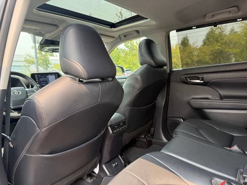 Used 2020 Toyota Highlander XLE AWD/4WD image 17