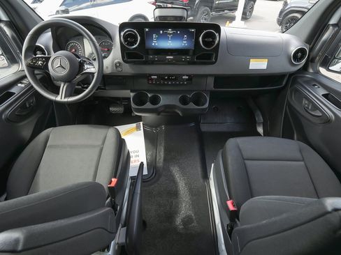Used 2025 Mercedes-Benz Sprinter 2500 image 28