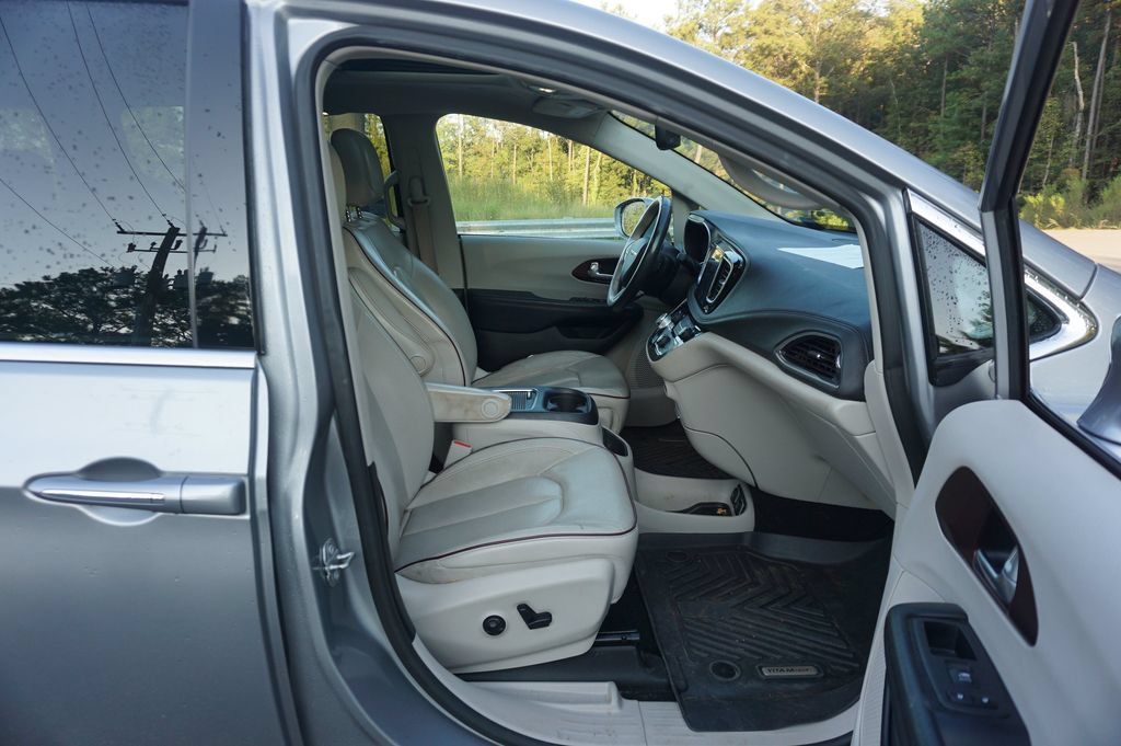 Used 2020 Chrysler Pacifica Limited FWD image 21