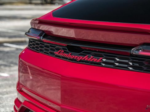 Used 2025 Lamborghini Urus SE AWD/4WD image 17