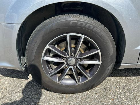 Used 2017 Dodge Grand Caravan SXT image 32