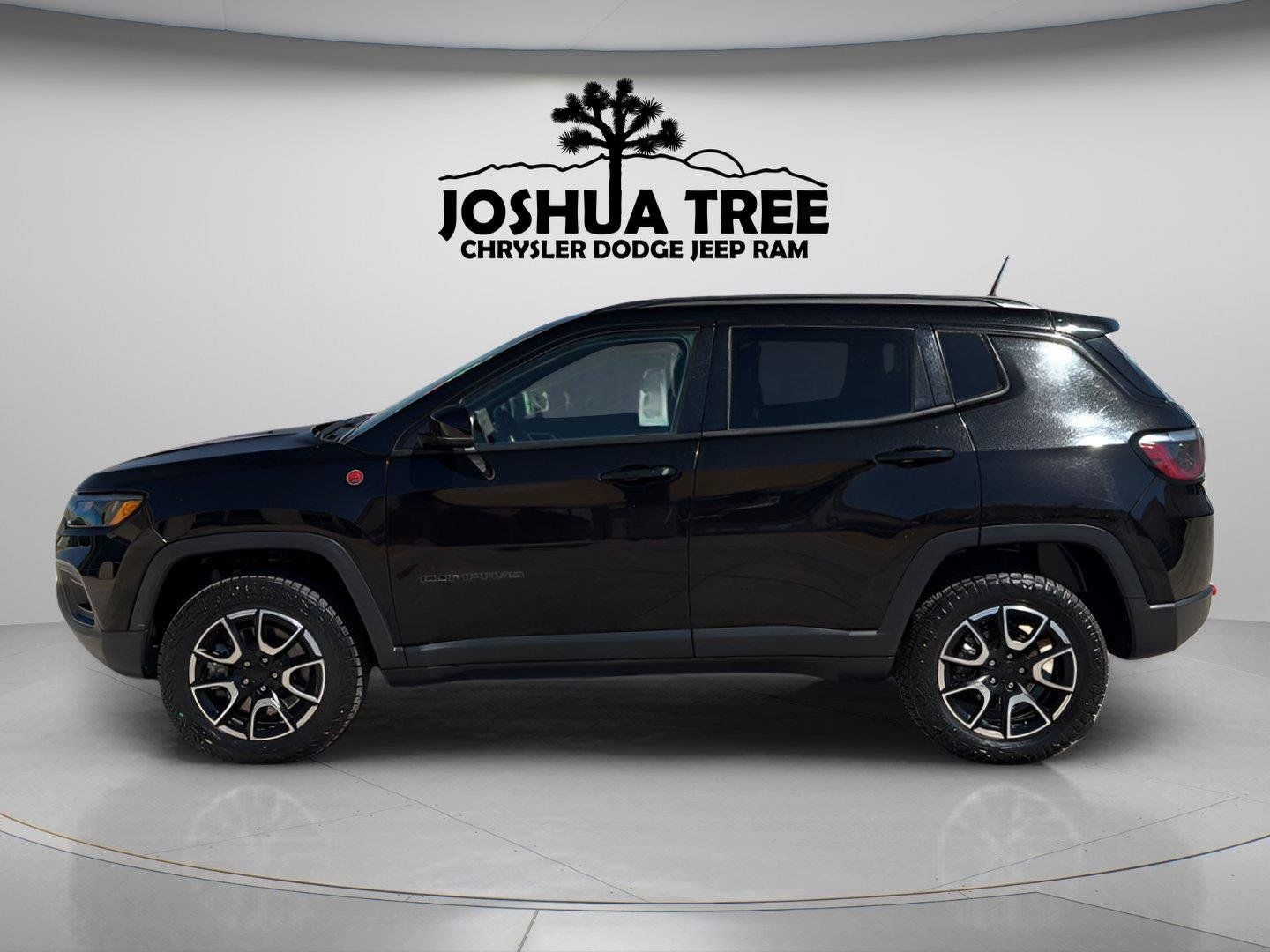 Used 2024 Jeep Compass Trailhawk AWD/4WD image 4