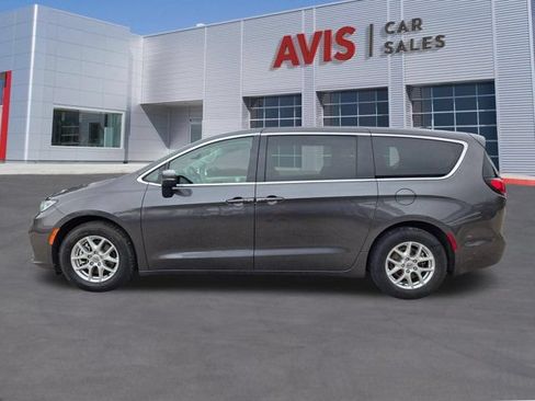 Used 2023 Chrysler Pacifica Touring-L FWD image 11