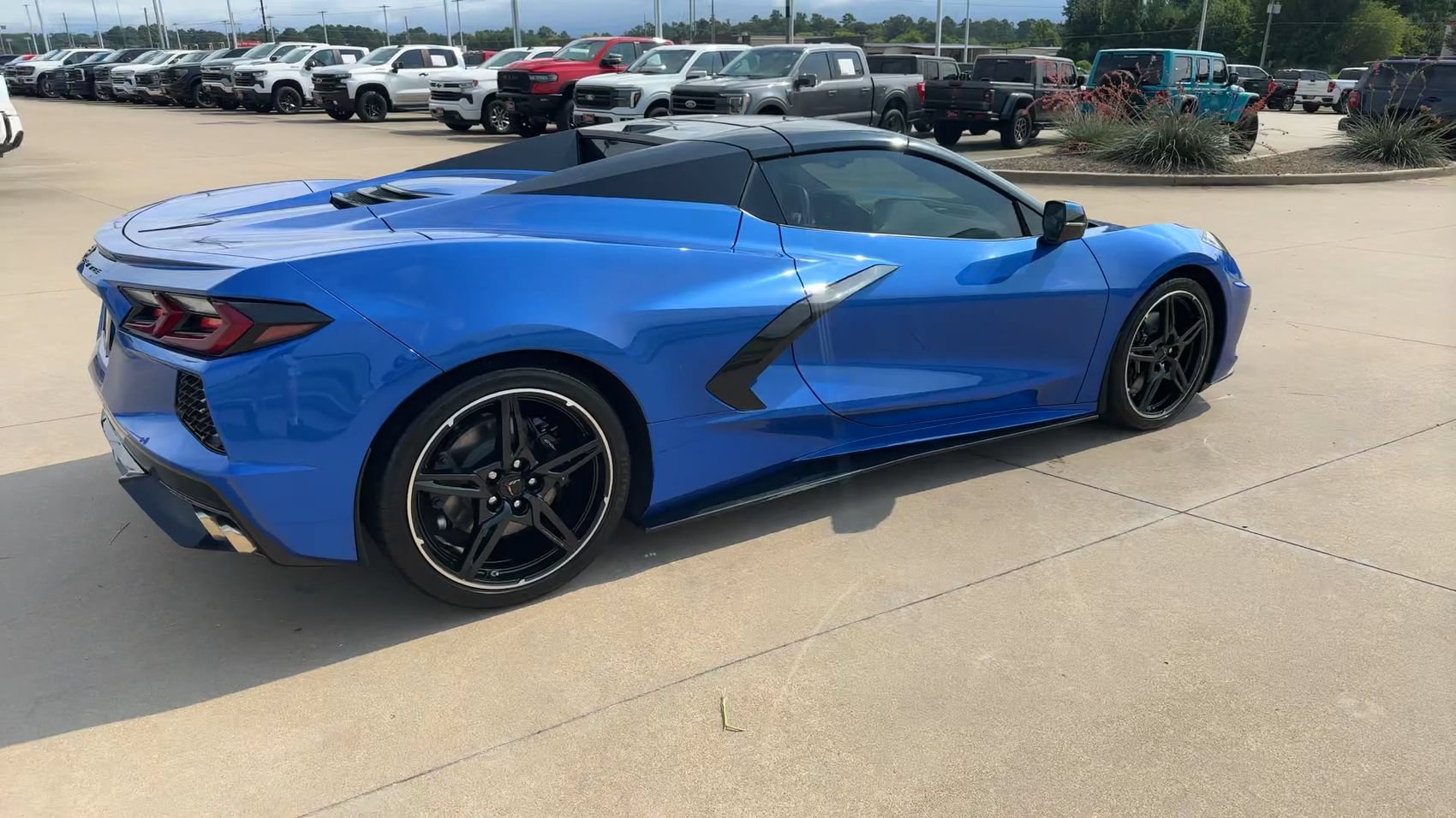 Used 2022 Chevrolet Corvette Stingray Premium Conv w/ Battery Protection Package RWD image 9