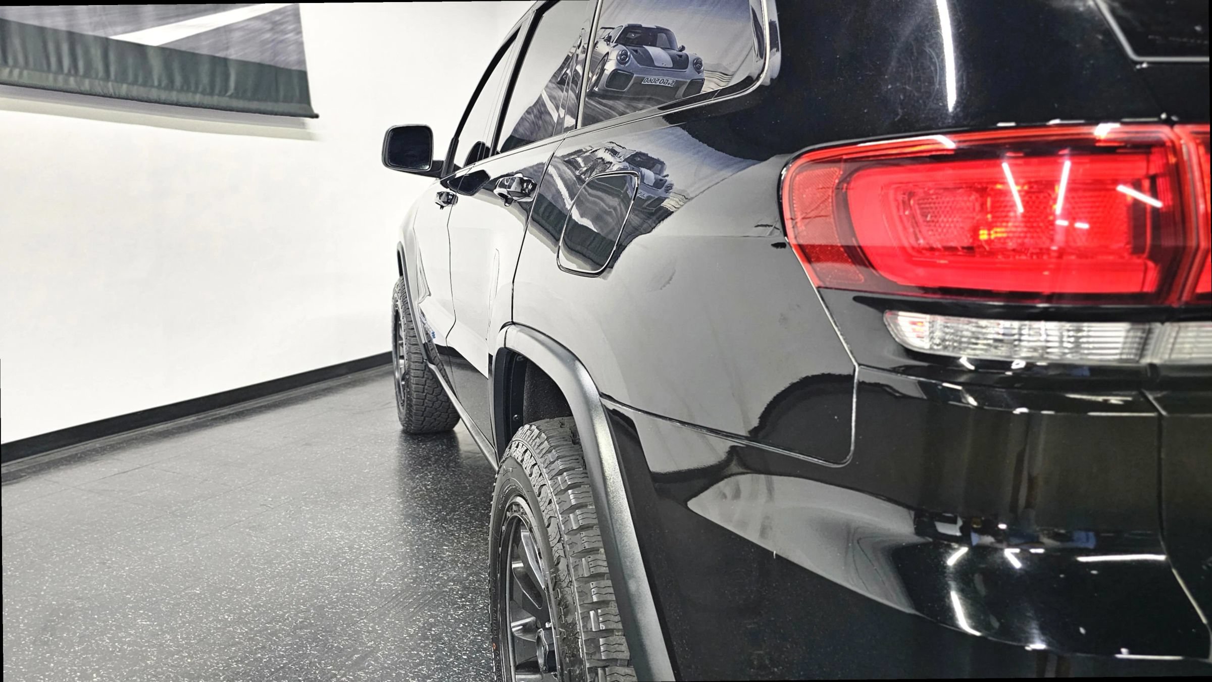 Used 2018 Jeep Grand Cherokee Laredo AWD/4WD image 32