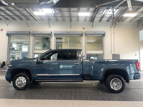 Used 2024 Chevrolet Silverado 3500 High Country w/ Technology Package image 4