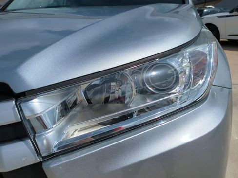 Used 2019 Toyota Highlander LE FWD image 9