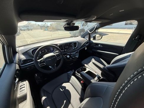 New 2026 Chrysler Pacifica Select image 16