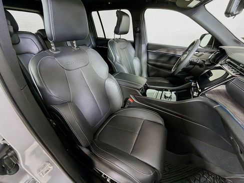 Used 2023 Jeep Grand Cherokee Overland w/ Luxury Tech Group IV AWD/4WD image 26