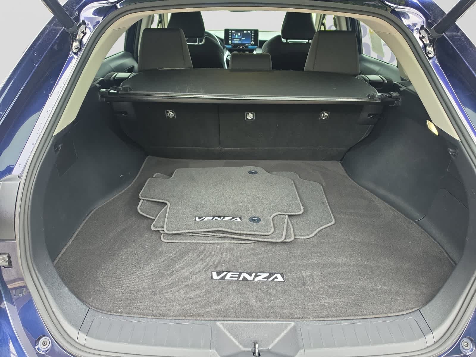 Used 2022 Toyota Venza LE AWD/4WD image 4