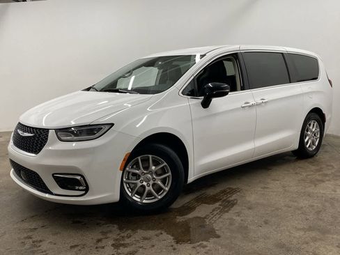Used 2024 Chrysler Pacifica Touring-L FWD image 1