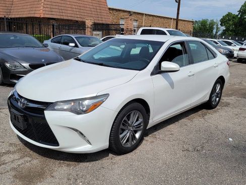 Used 2017 Toyota Camry SE image 1