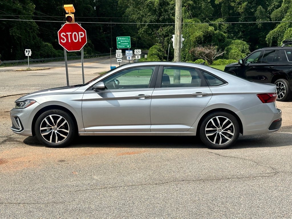 Used 2025 Volkswagen Jetta SE FWD image 4