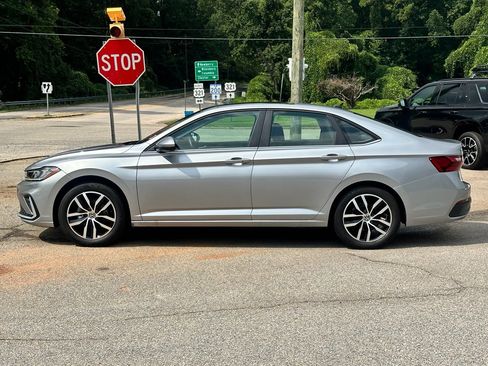 Used 2025 Volkswagen Jetta SE FWD image 4