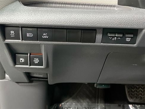 Used 2022 Toyota Sienna Limited image 10
