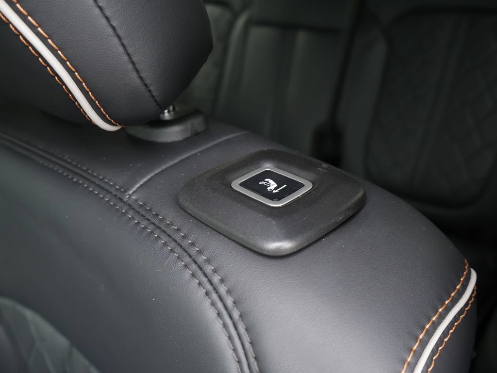Used 2024 Jeep Grand Wagoneer L Series III AWD/4WD image 16