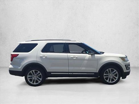 Used 2016 Ford Explorer XLT w/ Equipment Group 202A AWD/4WD image 4