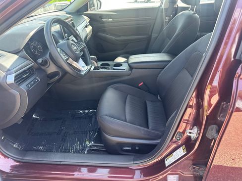 Used 2025 Nissan Altima 2.5 SV FWD image 11