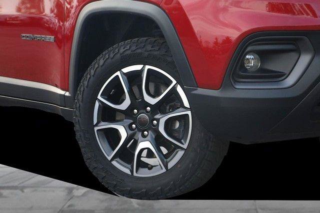 Used 2025 Jeep Compass Trailhawk AWD/4WD image 3