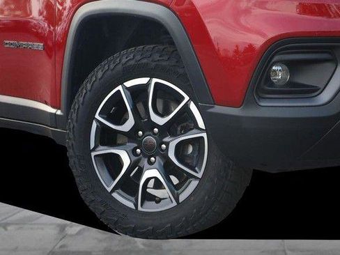 Used 2025 Jeep Compass Trailhawk AWD/4WD image 3