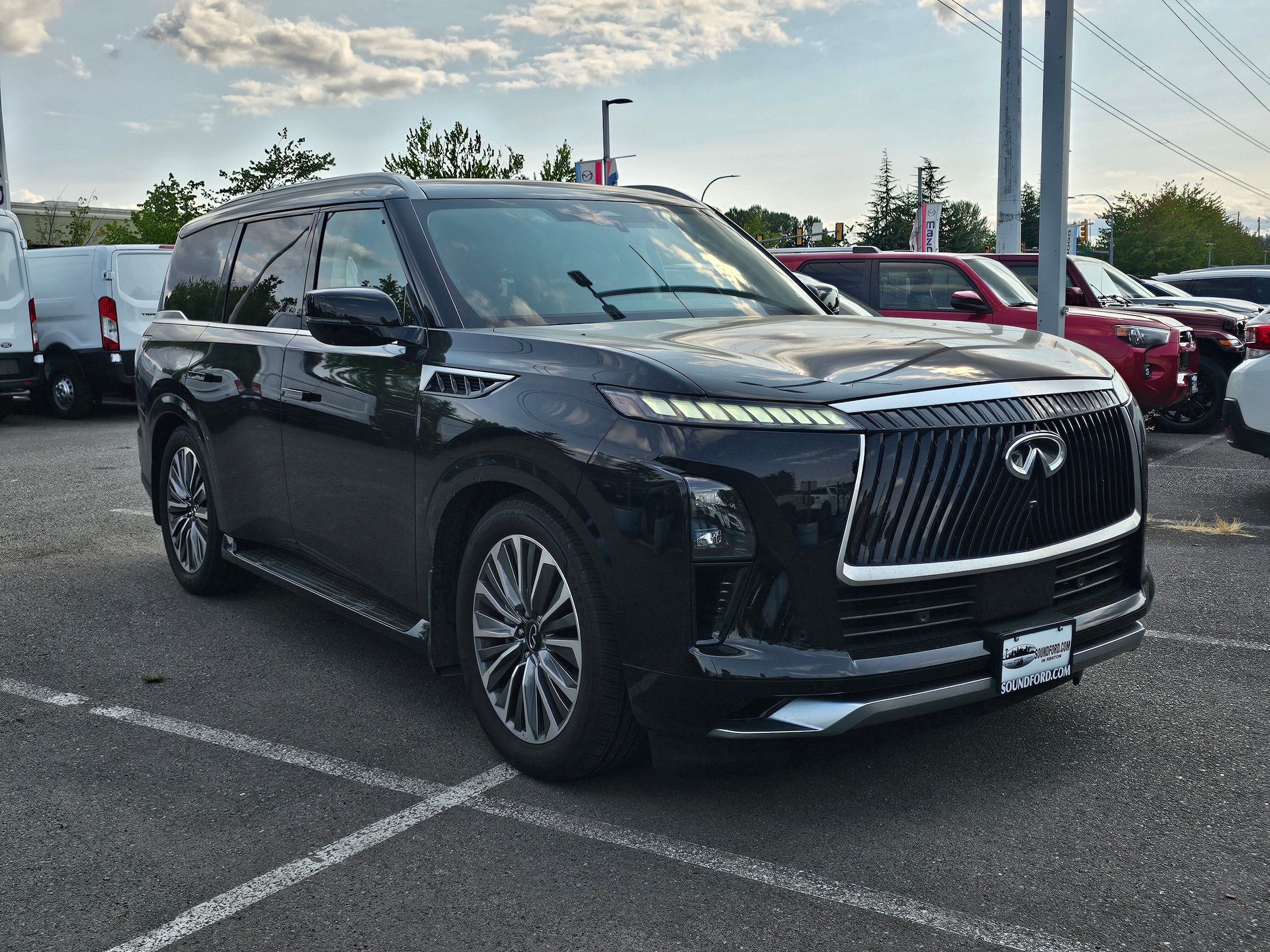 Used 2025 INFINITI QX80 Sensory AWD/4WD image 3
