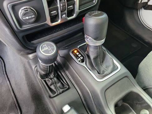 Used 2025 Jeep Gladiator Sport AWD/4WD image 23