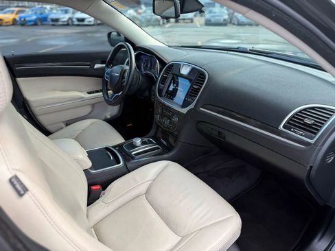 Used 2018 Chrysler 300 Touring L image 22