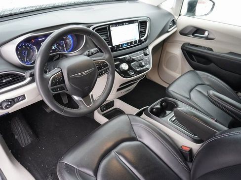 Used 2023 Chrysler Pacifica Touring-L image 19