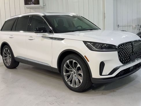 New 2026 Lincoln Aviator 2WD image 3
