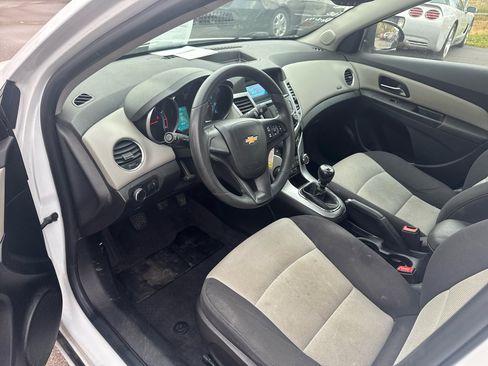 Used 2013 Chevrolet Cruze LS image 9